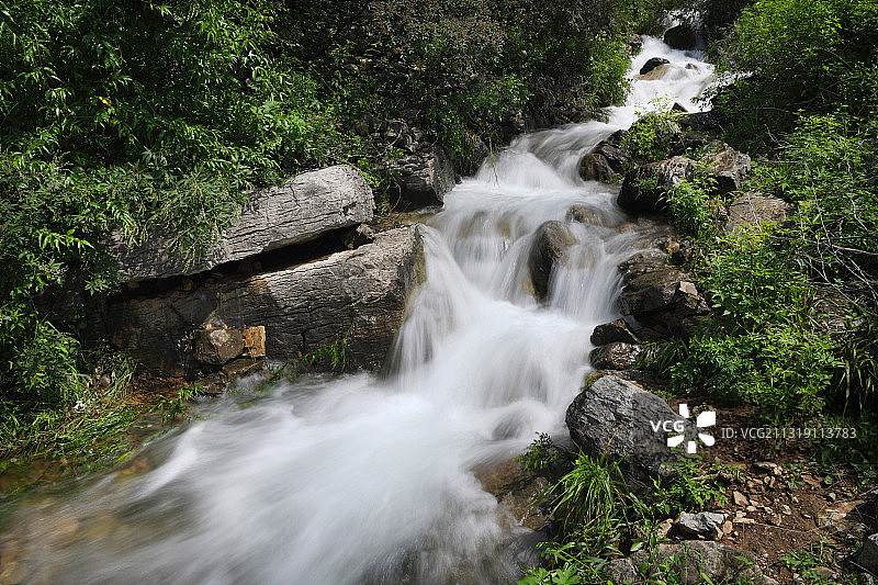 清泉石上流图片素材