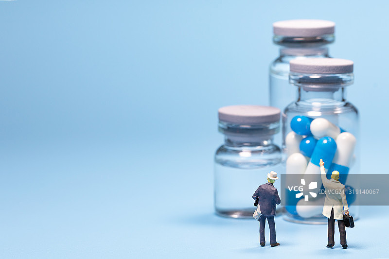 微缩创意场景，新药品疫苗上市。图片素材