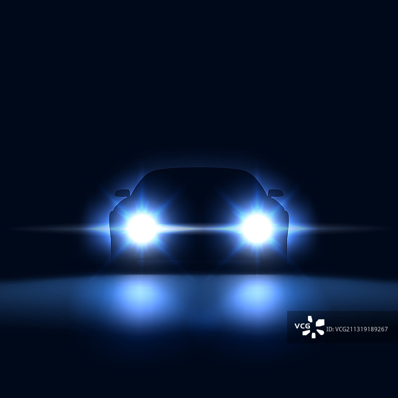 夜晚行驶中的汽车与明亮的前大灯图片素材