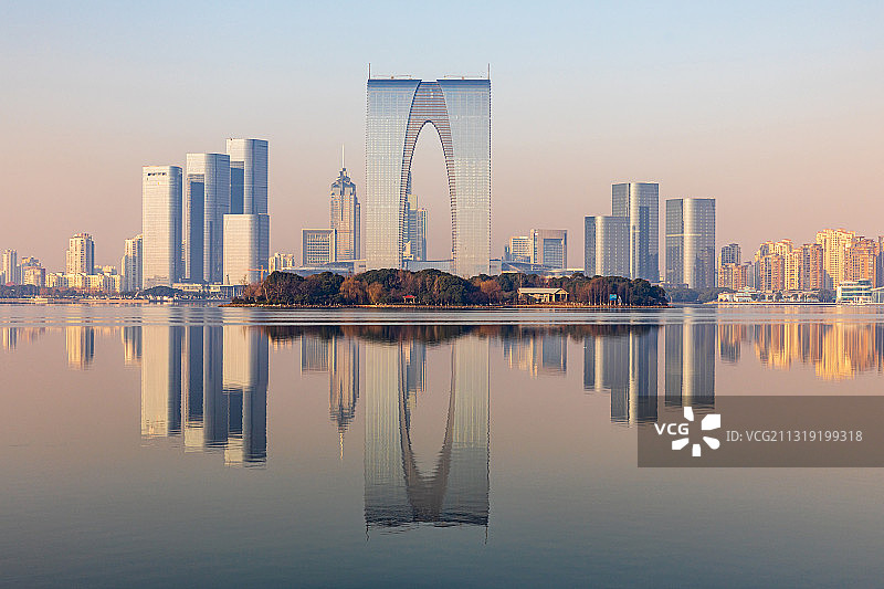 江苏苏州工业园区，金鸡湖水面平静，东方之门倒影清晰图片素材