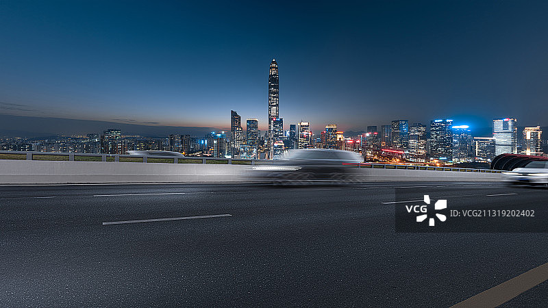 深圳福田CBD城市天际线和路面行驶的汽车图片素材