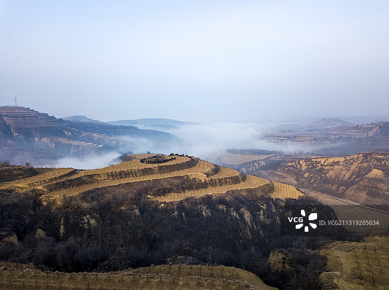 山西吕梁黄土高坡晨雾图片素材