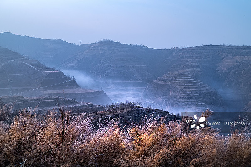 山西吕梁黄土高坡晨雾图片素材