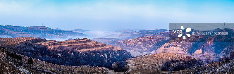 山西吕梁黄土高坡晨雾图片素材
