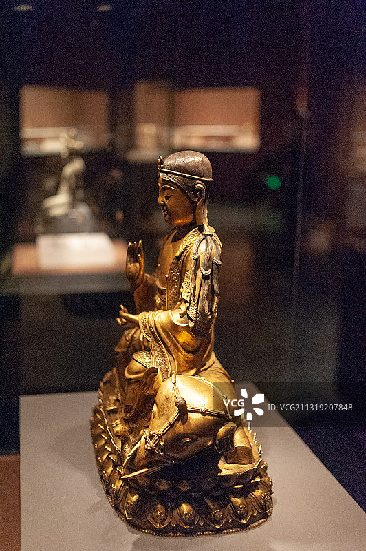铜镀金普贤菩萨像图片素材