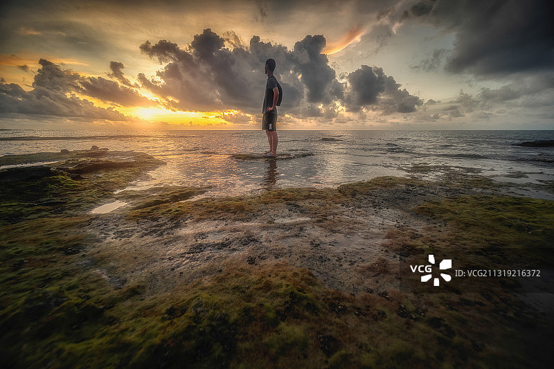 面对晨光的少年图片素材