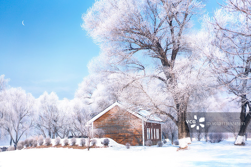 吉林市江滨公园雾凇下的房子图片素材