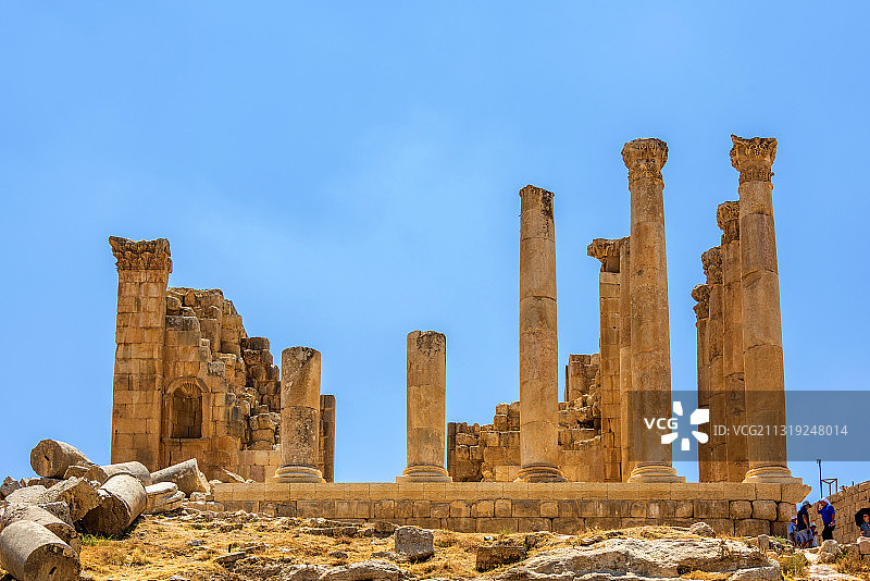 亚洲约旦杰拉什古城遗址阿尔忒弥斯神庙的罗马柱图片素材
