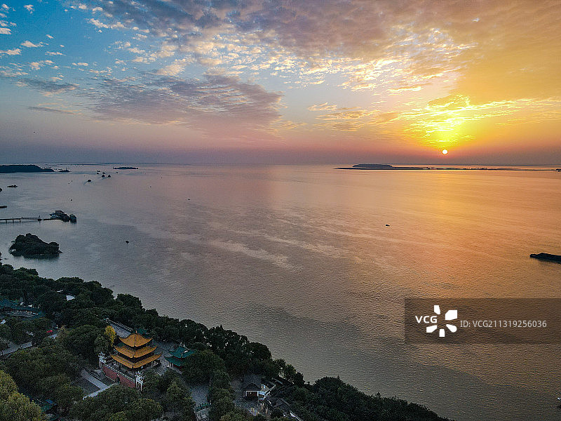 岳阳楼沐浴在夕阳下图片素材