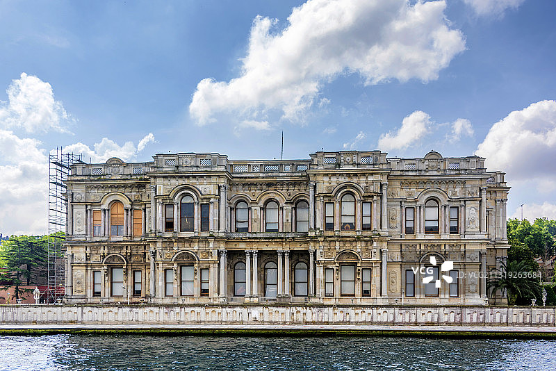 土耳其伊斯坦布尔博斯普鲁斯海峡岸边的多尔玛巴赫切宫图片素材