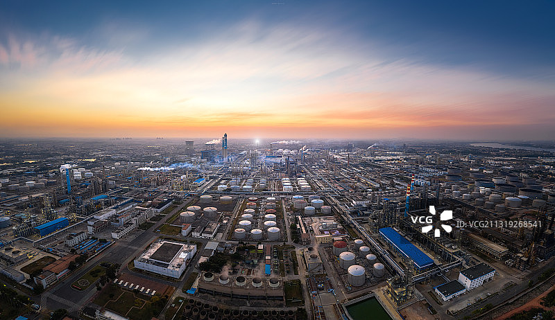 广东省茂名市茂南区航拍茂石化油工司油厂落日图片素材