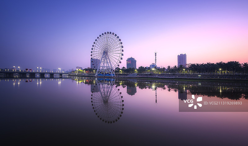 广东省茂名市茂南区小东江摩天轮日出蓝调时刻图片素材