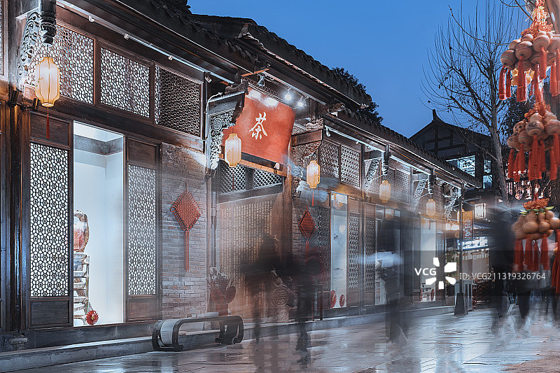 《流光溢彩迎新春》拍摄于中国四川成都市宽窄巷子。图片素材