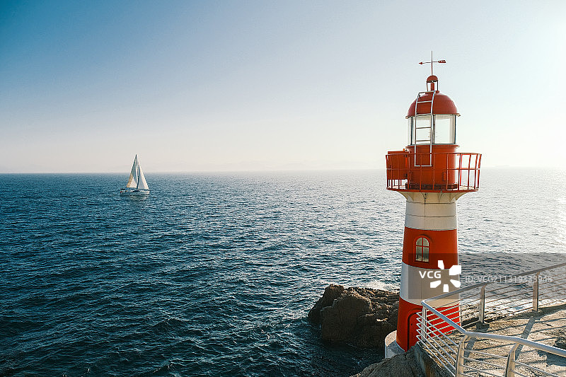 灯塔与帆船图片素材