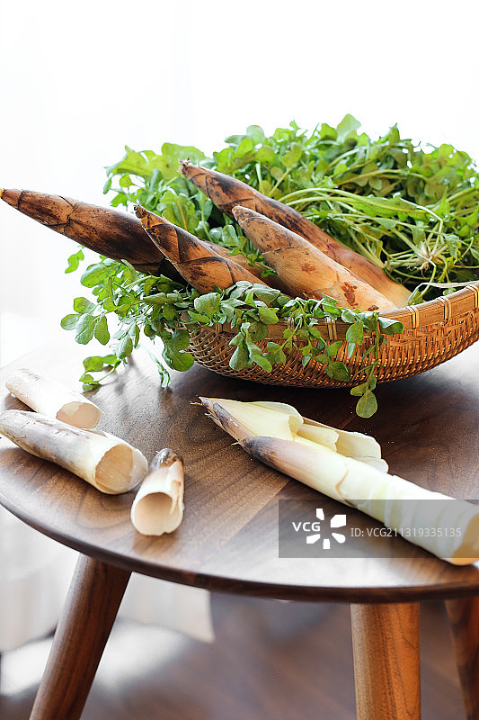 春天新鲜的春笋和荠菜图片素材