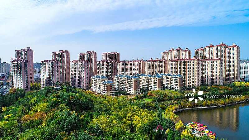 城市公园湖景房图片素材