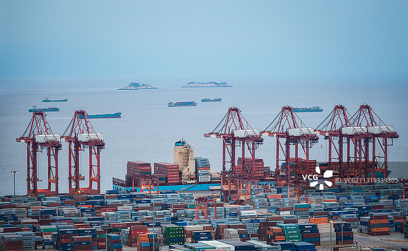 上海洋山深水港集装箱货运码头建筑风光图片素材