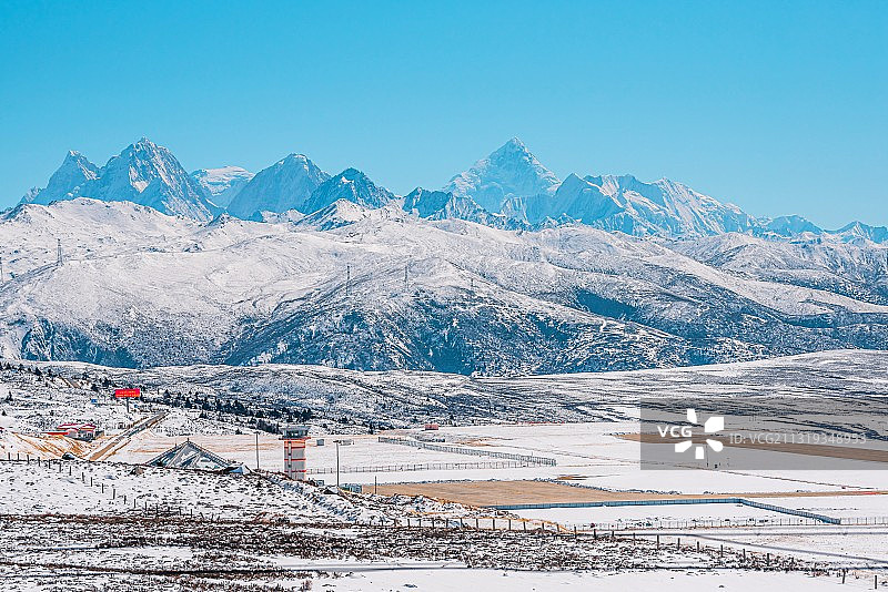贡嘎雪山下的机场图片素材