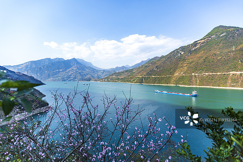长江西陵峡桃花盛开图片素材