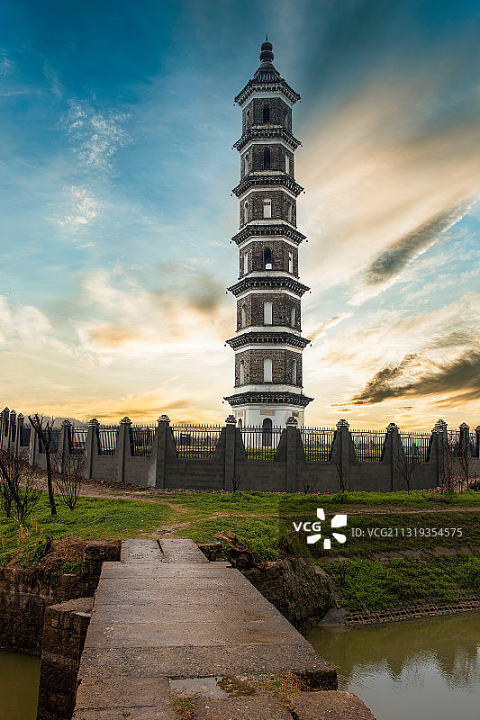 夕阳下的合肥巢湖振湖塔图片素材