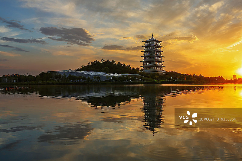 西安锦绣湖畔的夕阳余晖图片素材