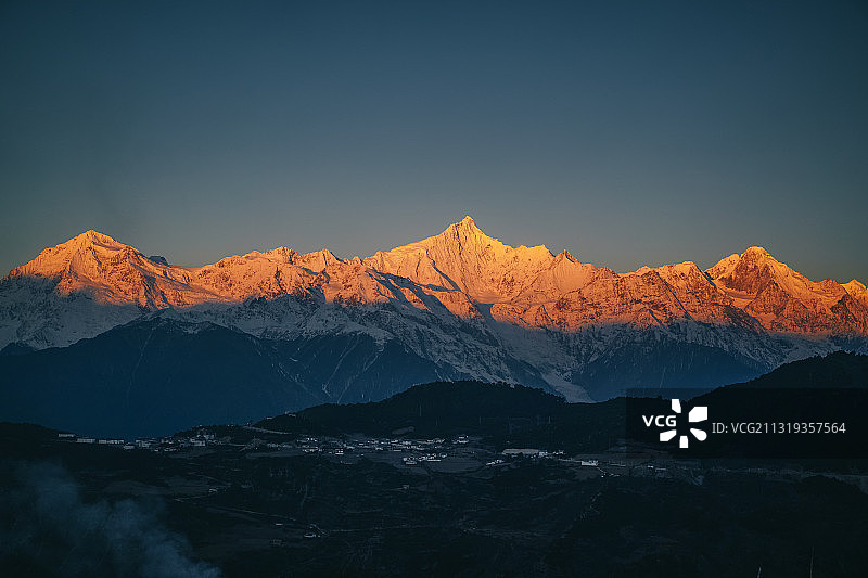 梅里雪山卡瓦格博峰日照金山图片素材