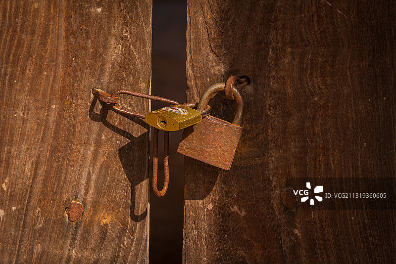 破旧的门与门上生锈的铁锁图片素材