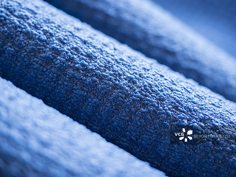 蓝色聚氨酯橡胶泡沫瑜伽垫图片素材