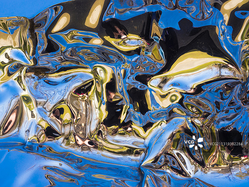 破碎金属表面的抽象彩色倒影图片素材