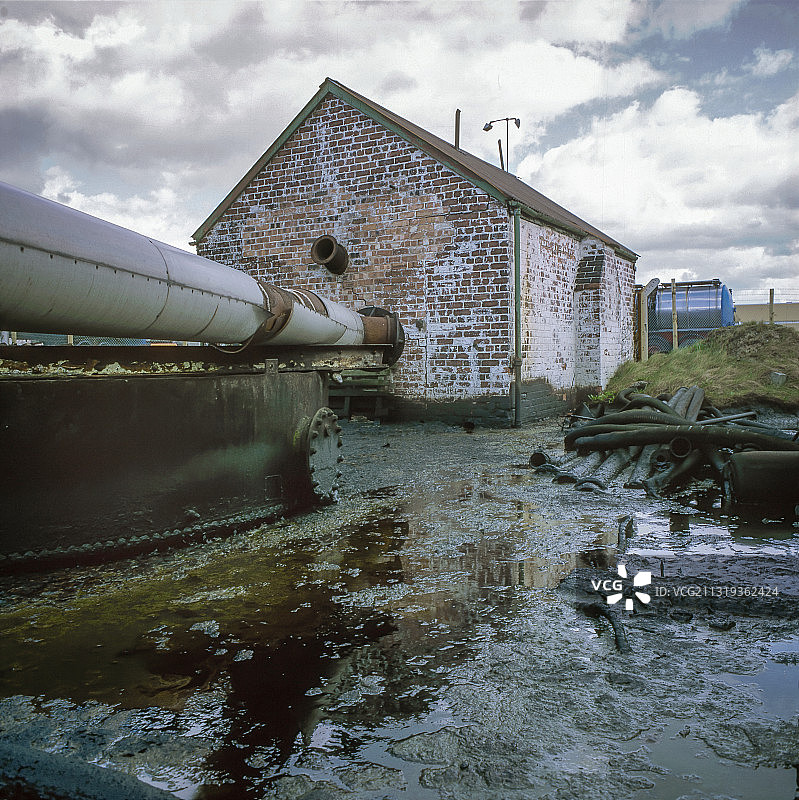 废弃储油库的石油泄漏事故图片素材