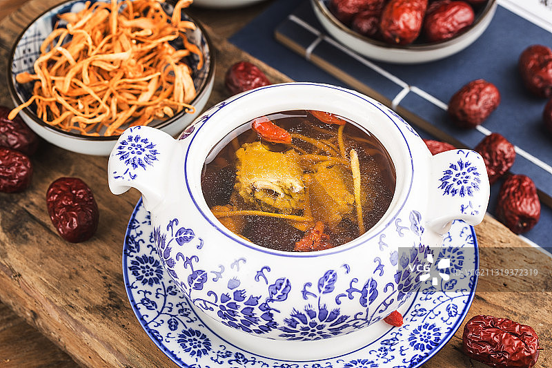 虫草花炖排骨汤图片素材