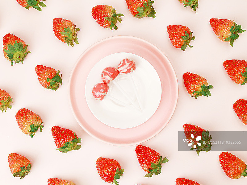 草莓味棒棒糖图片素材