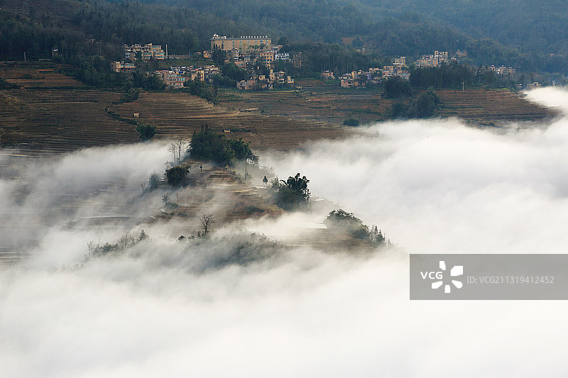 云层之上的山村图片素材
