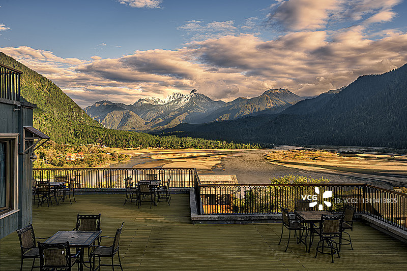 古乡湖畔的惬意图片素材