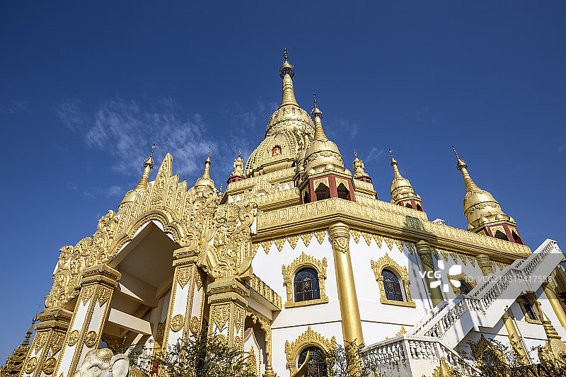 蓝天下的勐焕大金塔图片素材