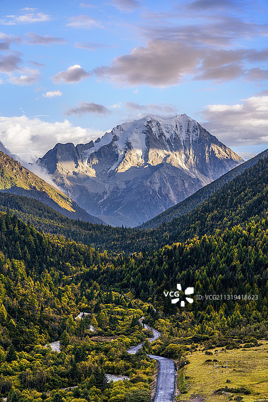 雅拉雪山图片素材