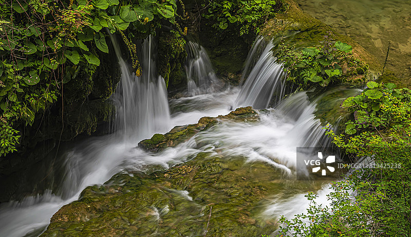 太行山中的涓涓细流叮咚响。图片素材