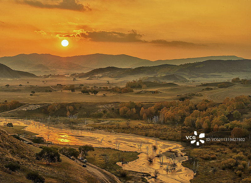 秋天的草原犹如一幅精美的油画。图片素材
