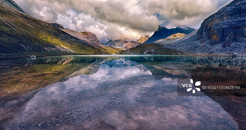 稻城亚丁纯净的牛奶湖图片素材