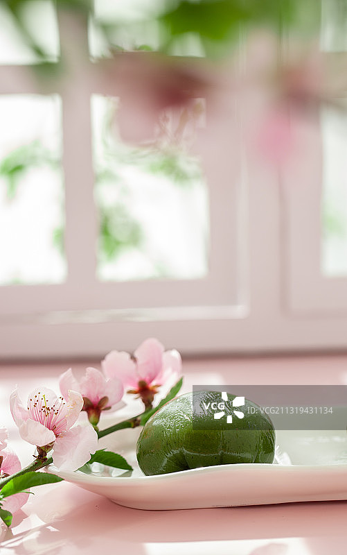 春天清明节的桃花和青团图片素材
