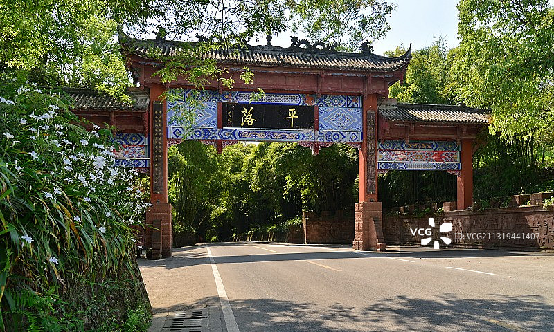 阳光明媚的春日，鸢尾花盛情开放。成都周边周末休闲，平乐古镇图片素材