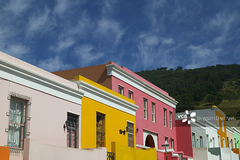 南非开普敦市中心，历史悠久的博卡普区彩色房屋图片素材