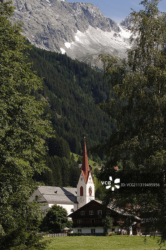 田园山景中的农舍和教堂，安特霍尔茨山村，意大利南蒂罗尔图片素材