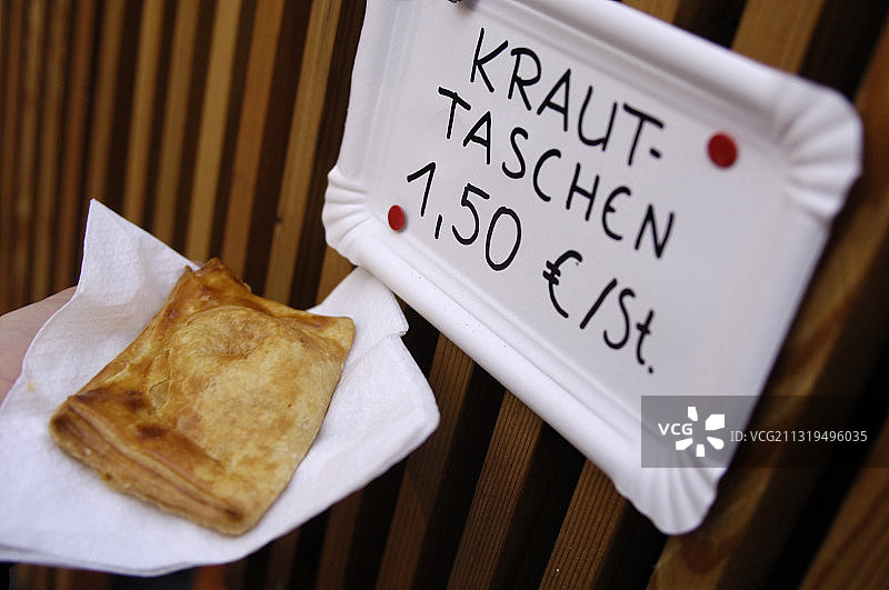 圣诞市场上的酥皮点心和标牌，格劳恩斯，瓦尔韦诺斯塔，南蒂罗尔，意大利，欧洲图片素材