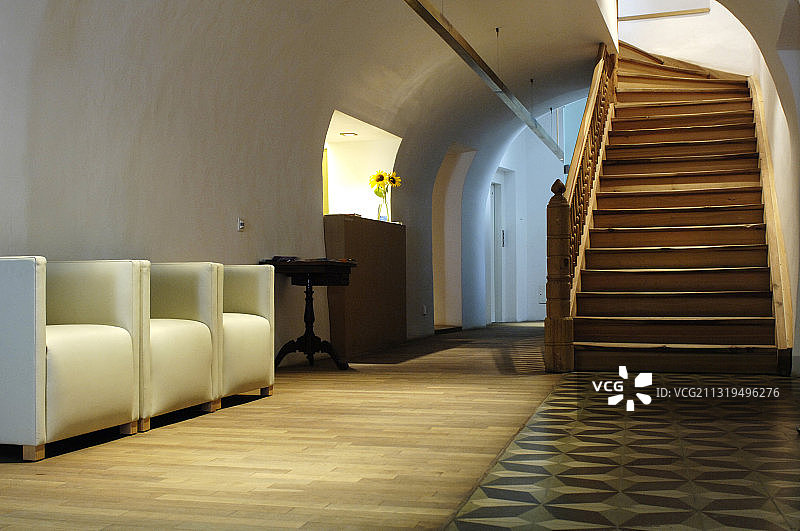 格鲁恩斯绿色树木旅馆的楼梯内景图片素材