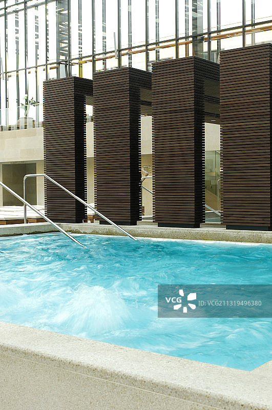 梅兰温泉游泳池的漩涡图片素材