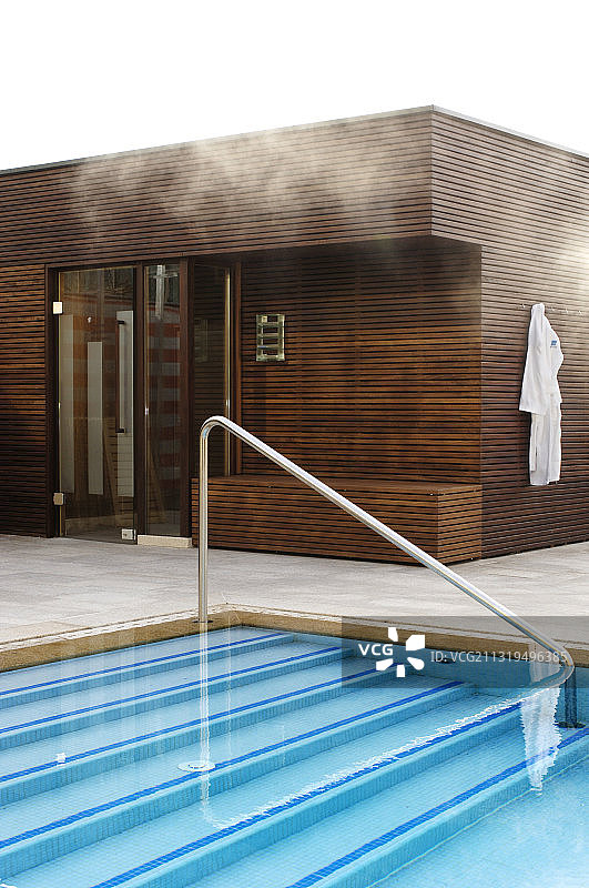 意大利梅兰温泉的露天泳池图片素材