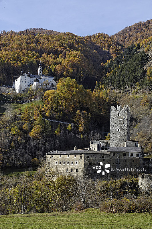 位于富尔斯滕堡山腰的马里恩贝格修道院和城堡，瓦尔韦诺斯塔，南蒂罗尔，意大利，欧洲图片素材