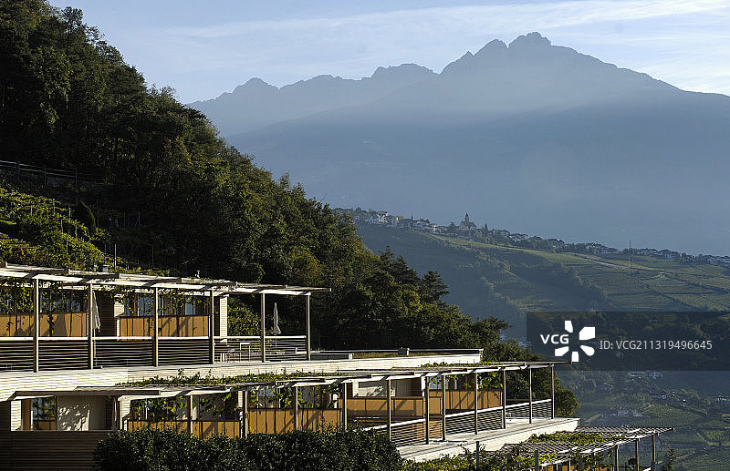 阳光明媚的Pergola Residence设计酒店露台，位于意大利南蒂罗尔瓦尔维诺斯塔梅拉诺图片素材