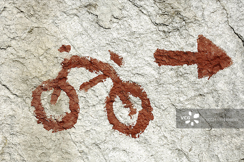 意大利南蒂罗尔岩石上的红色痕迹图片素材